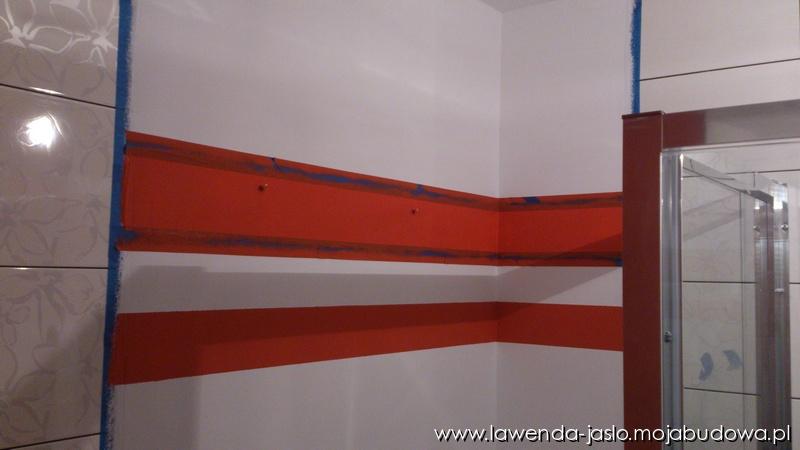czerwono-biała łazienka na dole dla gości - Lawenda A