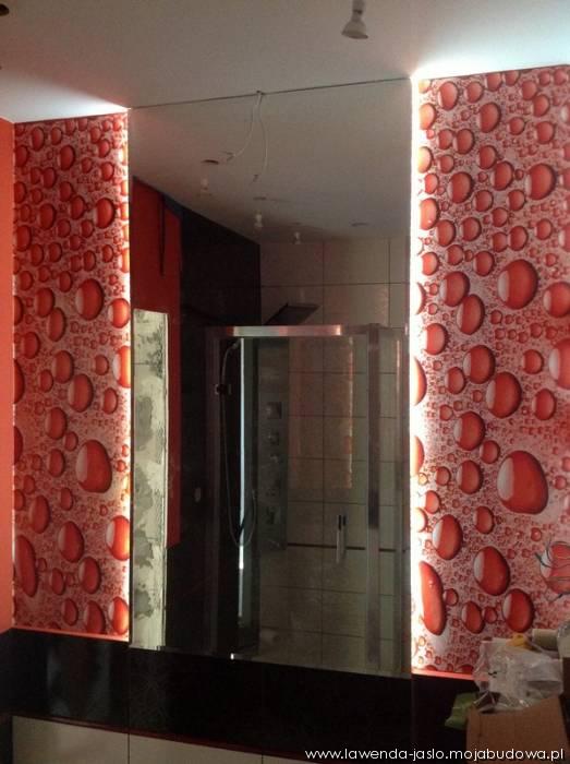 czerwona tapeta bąbelkowa w łazience - projekt domu Lawenda A