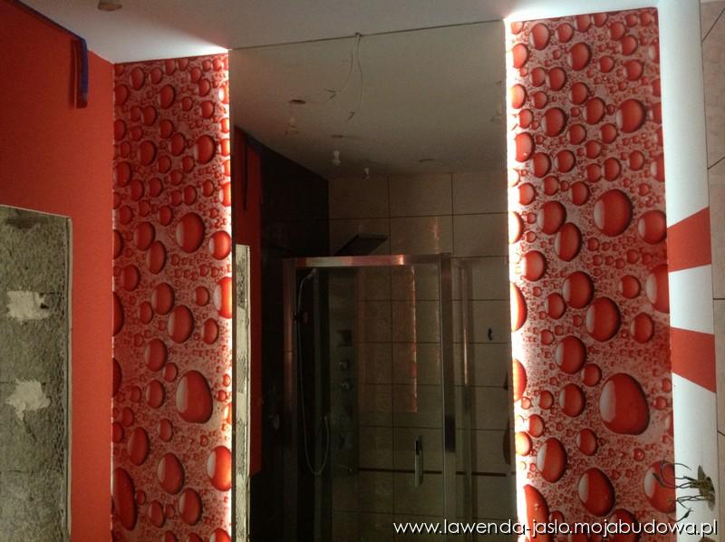 czerwona tapeta bąbelkowa w łazience - projekt domu Lawenda A